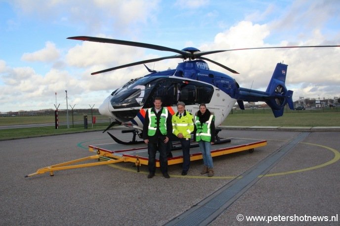 Bij de politiehelikopter met Frans Zuiderhoek (politie) en Danet