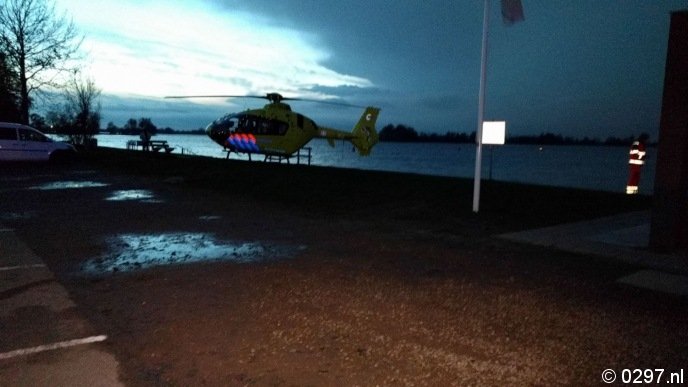 De traumahelikopter landde naast de omkleedcabines op Eiland 4.