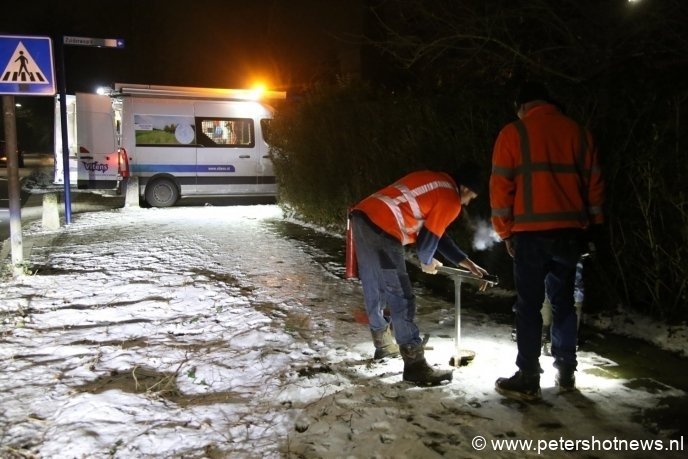 Afsluiter op de Reigerstraat in Vinkeveen wordt dichtgedraaid