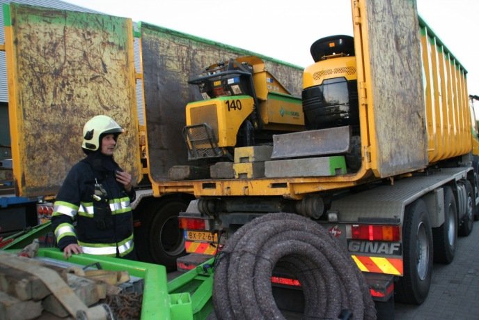 Het slachtoffer met de gebroken heup zit verstopt in de vrachtwagen achter divers materieel.