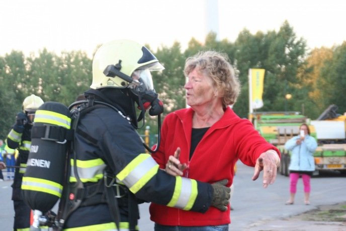 Blussen van de brandende auto heeft deze werknemer flinke brandwonden in het gezicht en ademhalingsproblemen opgeleverd.