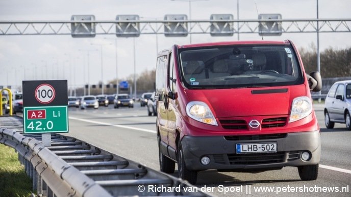 Auto die persoon heeft aangereden, spiegel ligt eraf