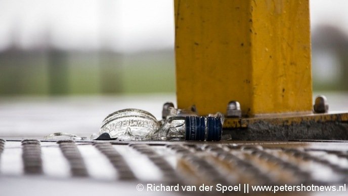 Op het station lagen zaterdagochtend stukke drankflessen