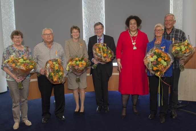 Mevrouw C.C.A. Sassen, de heer C.H. Lakerveld, mevrouw H.E. de Boer, de heer R. de Boer, Burgemeester D.H. Oudshoorn-Tinga, mevrouw A. Jagtenberg en de heer J.M.. Jagtenberg. Allen zijn benoemd tot Lid in de Orde van Oranje Nassau.