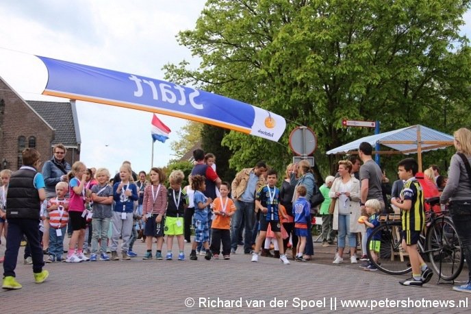 Hardloopwedstrijd in de Dorpsstraat in Wilnis