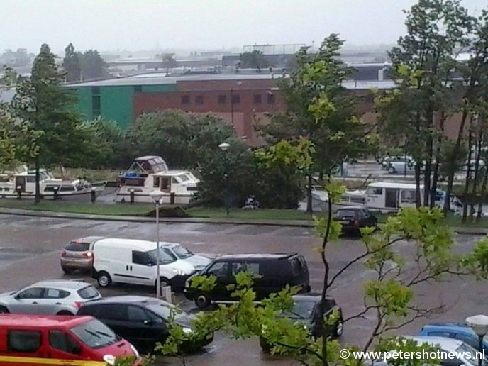 Parkeerterrein centrum Mijdrecht, boom valt om net tussen 2 boten. Foto: Carola Slooff