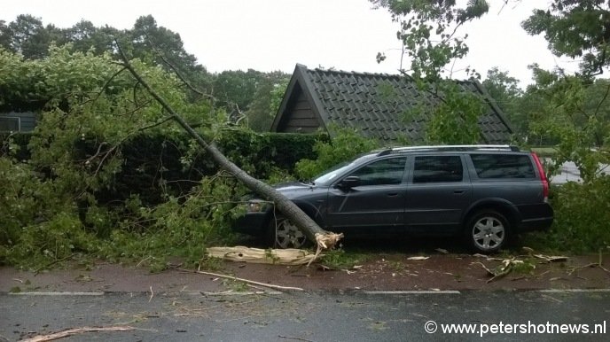 Stormschade Nieuwersluis, Volvo en Porsche met schade, foto Ad Plateijn