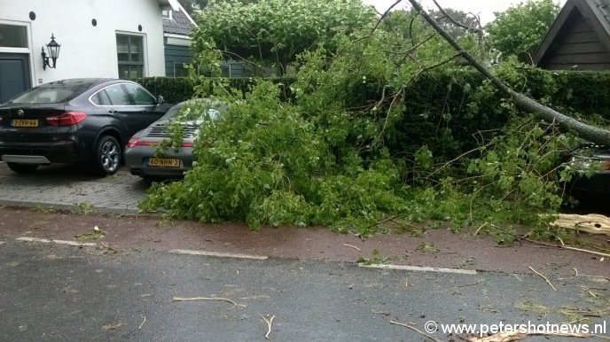 Stormschade Nieuwersluis, Volvo en Porsche met schade, foto Ad Plateijn