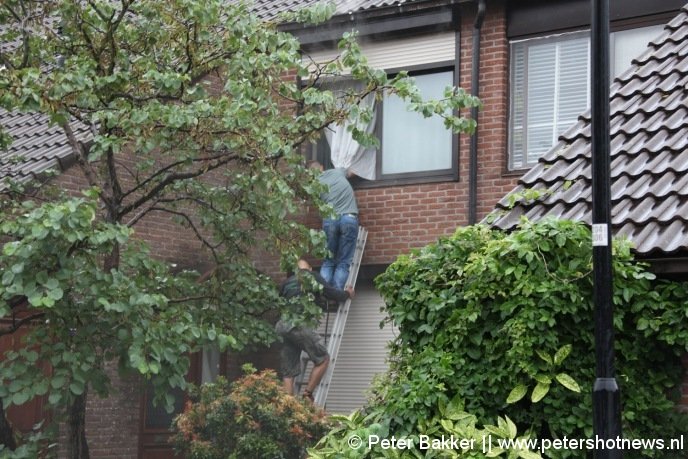 De twee mannen die de vrouw gered hebben via de ladder