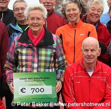 Riet (links) en Ad van der Jagt met de cheque