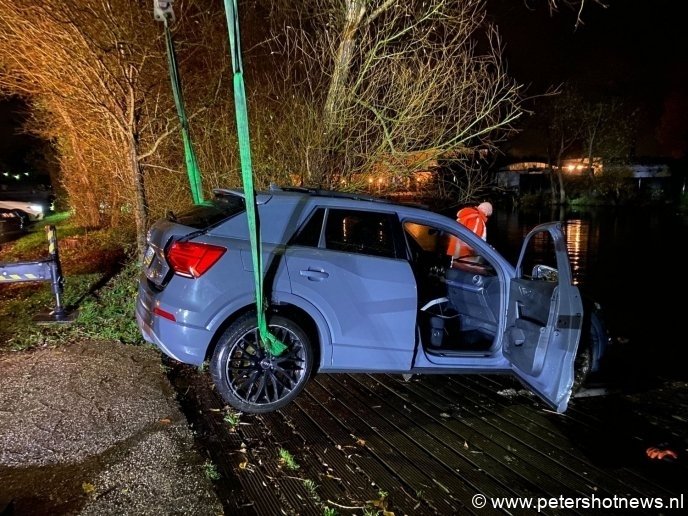 De auto is uit het water gehaald laat op de avond (foto: bergnet)