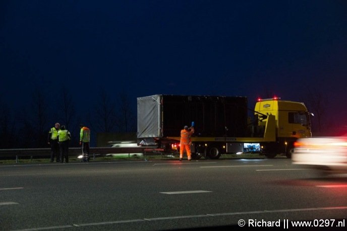 Op de A2 bij Abcoude werd een aanhangwagen van de weg geblazen.