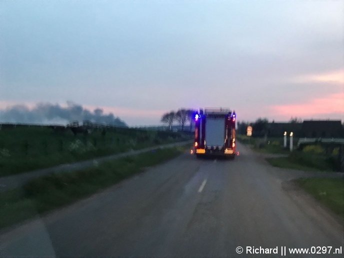 De rookpluim met de brandweer onderweg