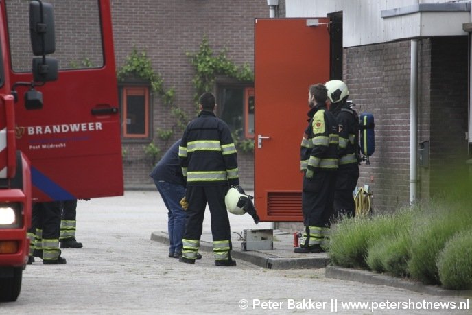 De regelkast die in brand stond staat op de grond