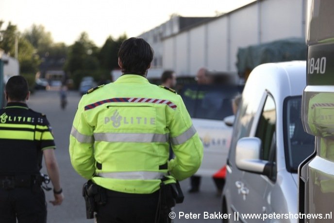 De vrouw wordt in de politieauto gezet na de aanhouding