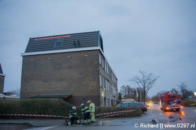 Dakpannen waaien van woning Breukelen