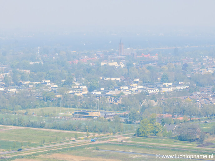 De heiigheid boven Vinkeveen, op de voorgrond Hertha en de kerk op de achtergrond. De Vinkeveense Plassen zijn bijna niet zichtbaar