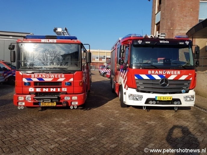 Links het oude voertuig. Rechts de nieuwe bluswagen.