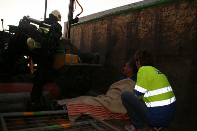 Slachtoffer met heupfractuur moet uit de vrachtwagen vervoerd worden.