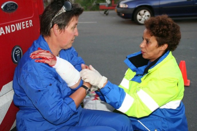 Een slijptol heeft een flinke slagaderlijke bloeding en inwendige schade aangericht in de arm.