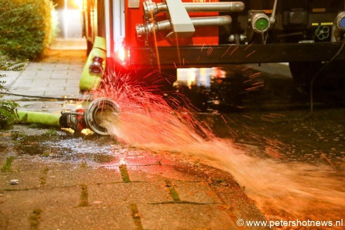 De kwekerij en watervaten worden leeg gepompt door de brandweer