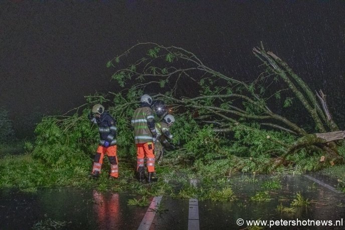 De N201 werd afgesloten vanwege omgevallen bomen.