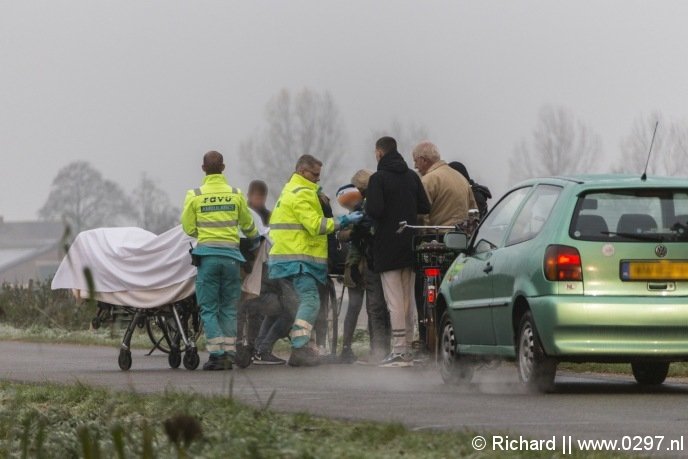 De bestuurder van de groene auto is gestopt om EHBO te verlenen