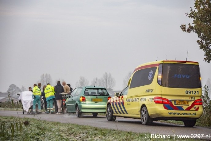 De bestuurder van de groene auto is gestopt om EHBO te verlenen