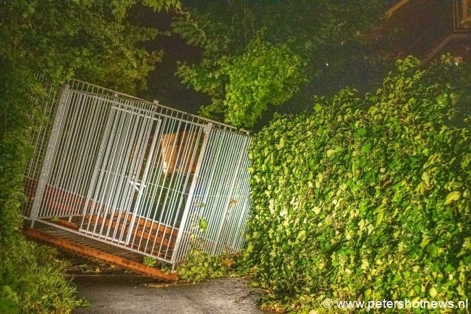 Hondenkennel waait weg in Vinkeveen.