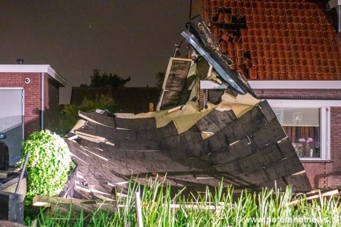 Dit dak belandde in de voortuin van een woning aan de Baambugse Zuwe.