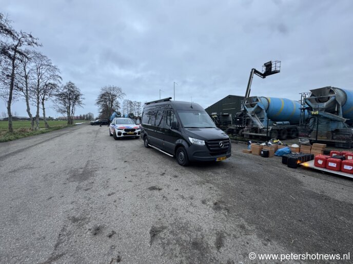 Het betreft niet het bedrijf op deze foto. Hier staan alleen de politie voertuigen.