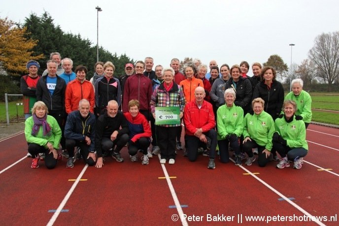 De trimclub onder leiding van Ad van der Jagt (rechts in rood jasje naast cheque)