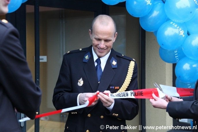 Olaf Broers (teamchef Stichtse Vecht/De Ronde Venen) knipt het lint door