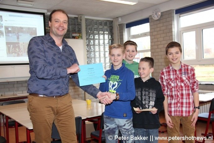 Stan, Floris, Casper, Hidde overhandigden de cheque aan Erwin Vroom van de Bart de Graaff Foundation.   Ricky en Tim ontbreken op de foto's.