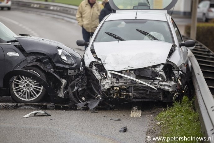 De witte auto ramde eerst een andere auto, die verderop tot stilstand kwam