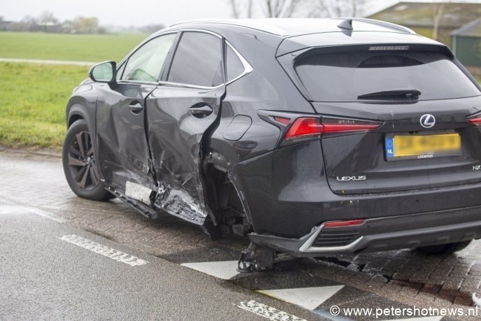 Deze auto werd in de bocht geramd door de witte auto