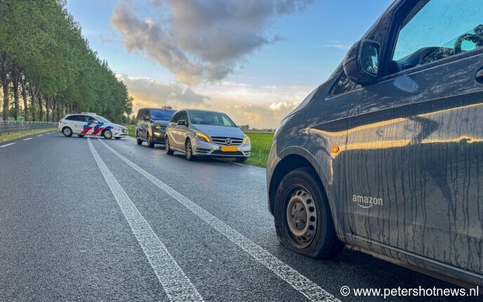 De voorst auto met een lekke band