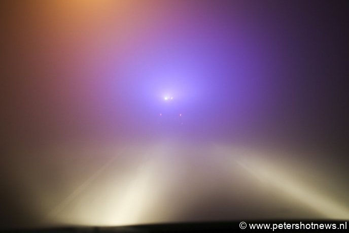 De brandweer rijdt in de dikke mist naar het incident over de N201