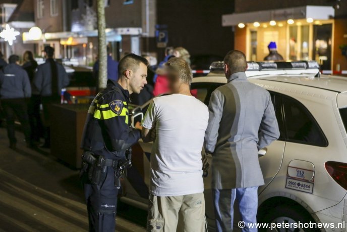 De politie trof diverse bewoners aan tussen het kijkende publiek.