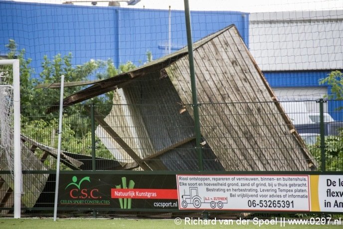 Schapenhok waait voetbalveld op