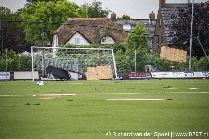 Schapenhok waait voetbalveld op