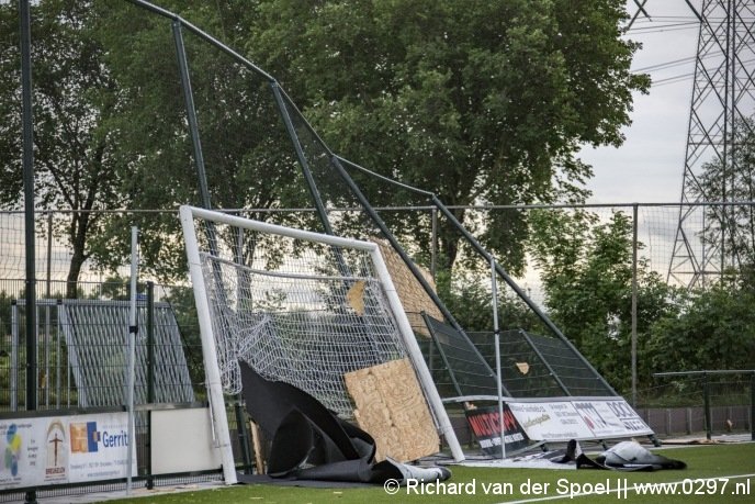 Schapenhok waait voetbalveld op