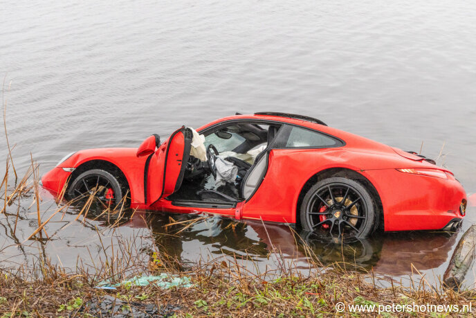 Porsche Carrera te water bij frontale botsing N201 Vinkeveen