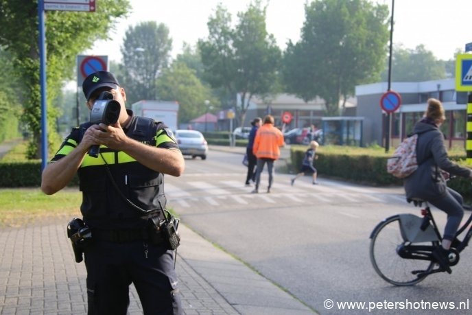 Drukte 's morgens op de vd Berglaan.