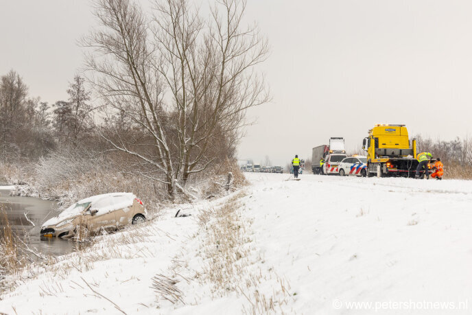 Ongeluk door gladheid: auto te water N201 Vinkeveen