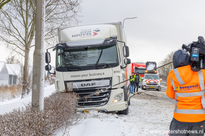 Vrachtwagen van de weg door gladheid op N201 bij Vinkeveen