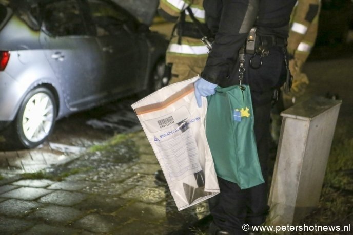 Naast de auto werd deze bijl aangetroffen