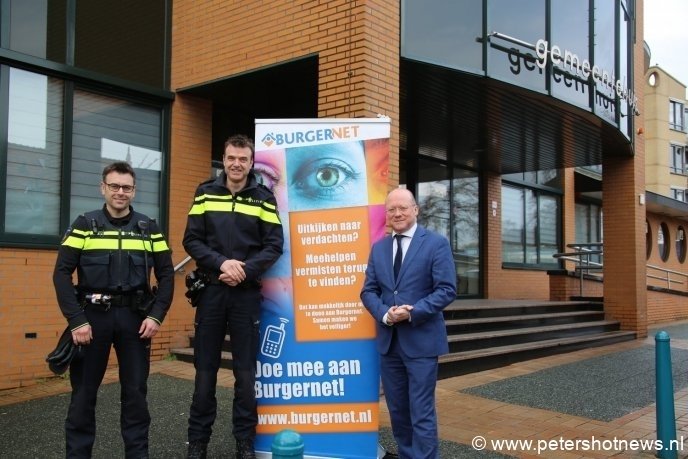 V.l.n.r. Andre Bruls (operationeel expert) , Eric van Heumen (teamchef) en burgemeester Maarten Divendal voor het gemeentehuis.