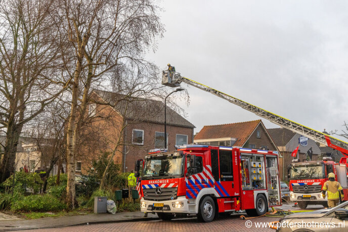 Woningbrand in Wilnis: Dorpsstraat dicht