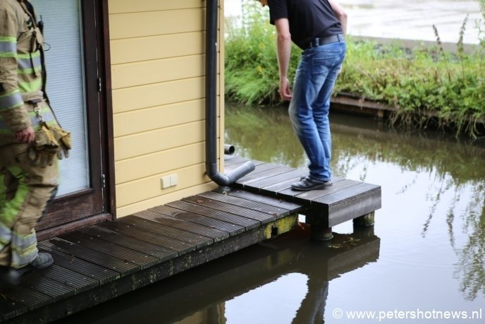De regenpijp hoor horizontaal te staan, maar is geknakt doordat de ark deels gezakt is